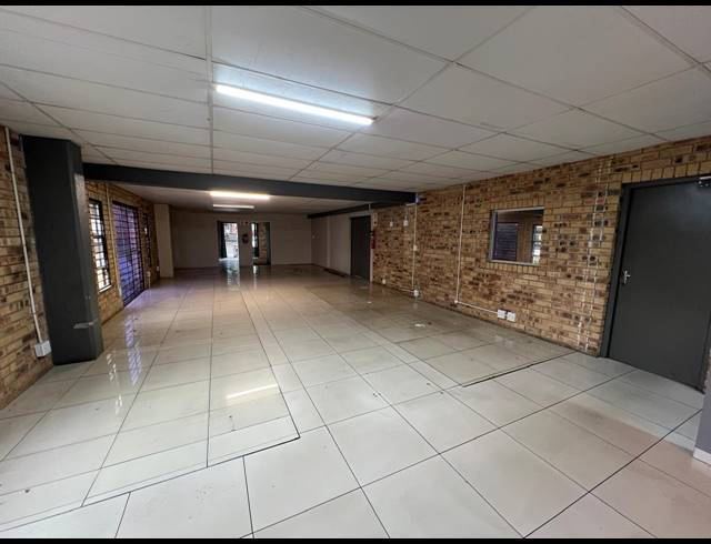 601M² WAREHOUSE TO LET IN LASER PARK
